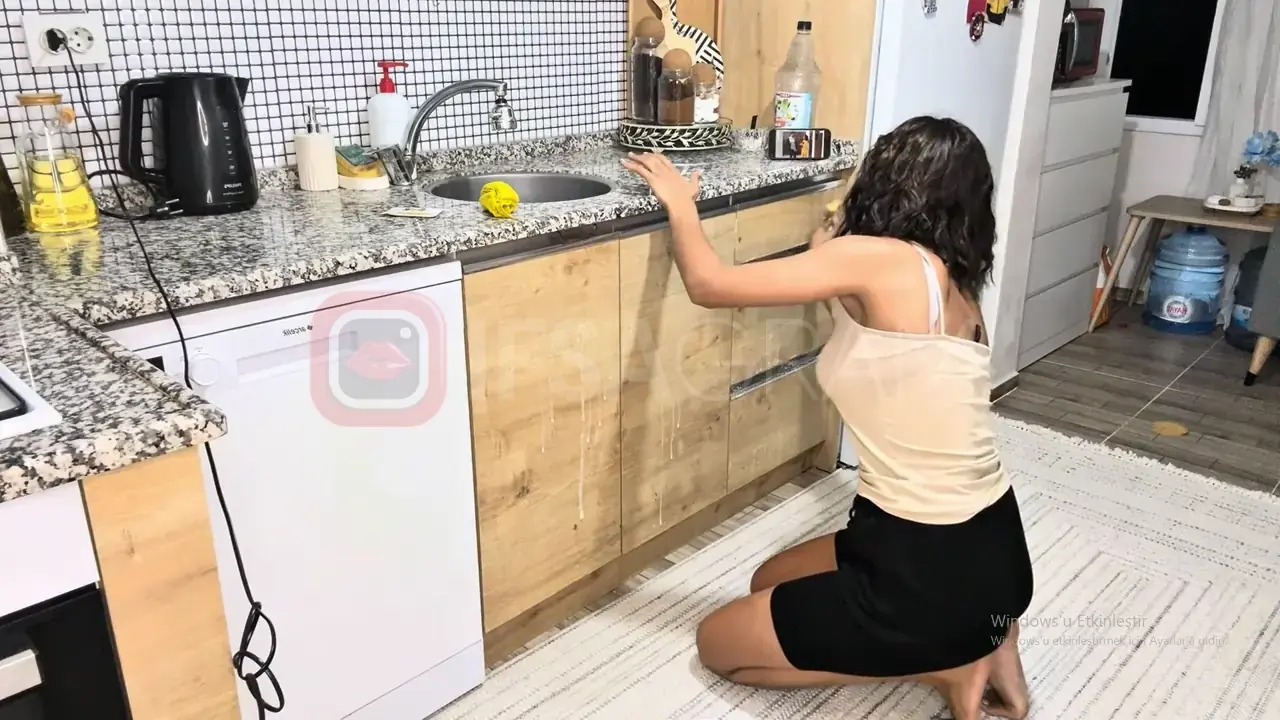 Göksu Düldül ifşa youtube katıl videosu mutfak düzeni yapıyor