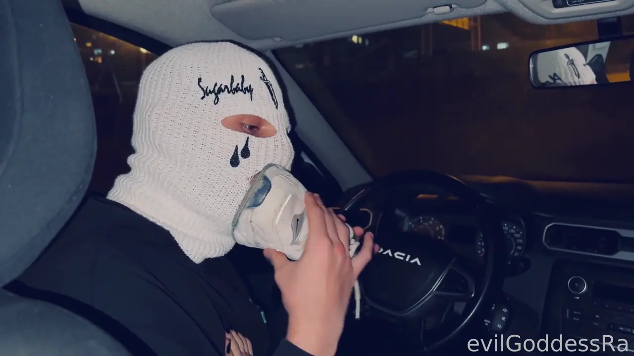 Goddess and Ra ifşa arabada kölelerine hem ayaklarını hem ayakkabılarını yalattı