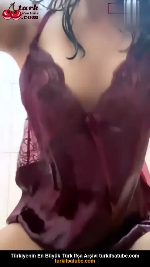 Tango çıtır ifşa yayında duş alırken kıyafetlerini ıslattı