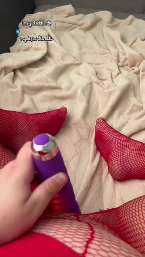 Zeynep nur maviş ifşa ayaklarını gösterip amcığına vibratör dayadı