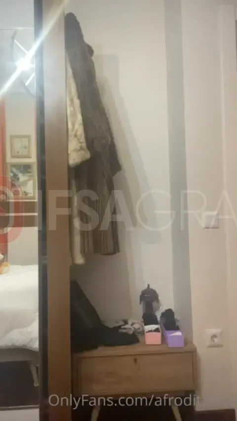 Afrodit Zena ifşa siyah iç çamaşırlarıyla azdırıcı bir video