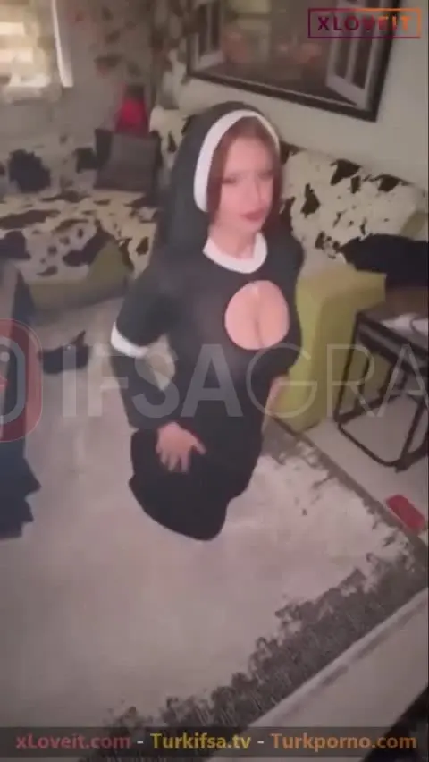 Hottie Kitty ifşa rahibe porno grup seks dönüyor