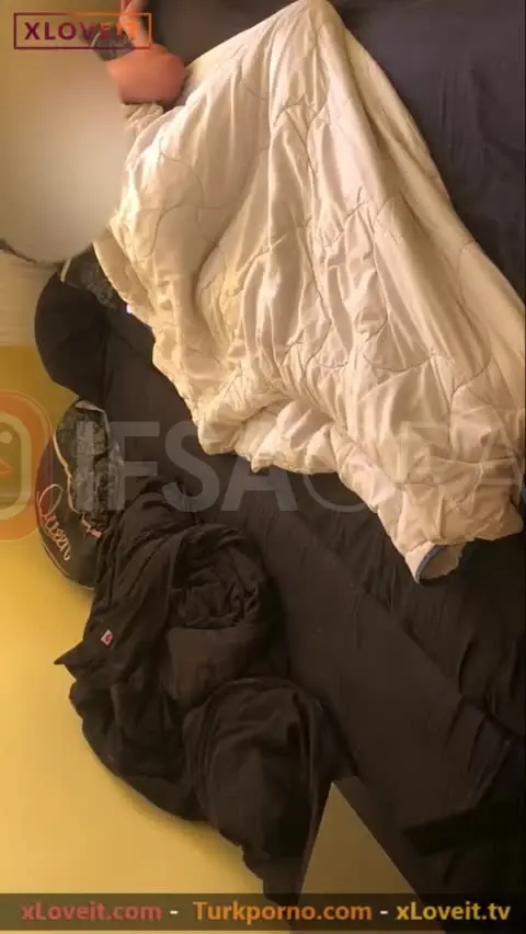 Fakfukturko sakso çekerek sevgilisini uyandırıyor ve kucağına çıkıyor