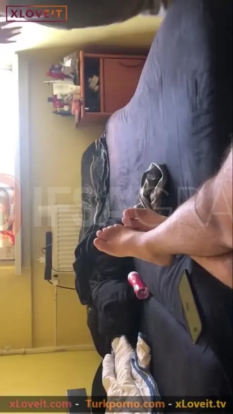 Fakfukturko ifşa odasını toplarken bir anda içinde yarrak buluyor türk porno