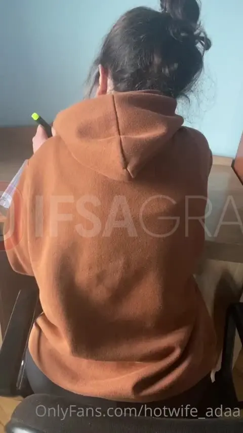 Hotwife Ada ifşa masanın üstünde amcığıyla oynuyor