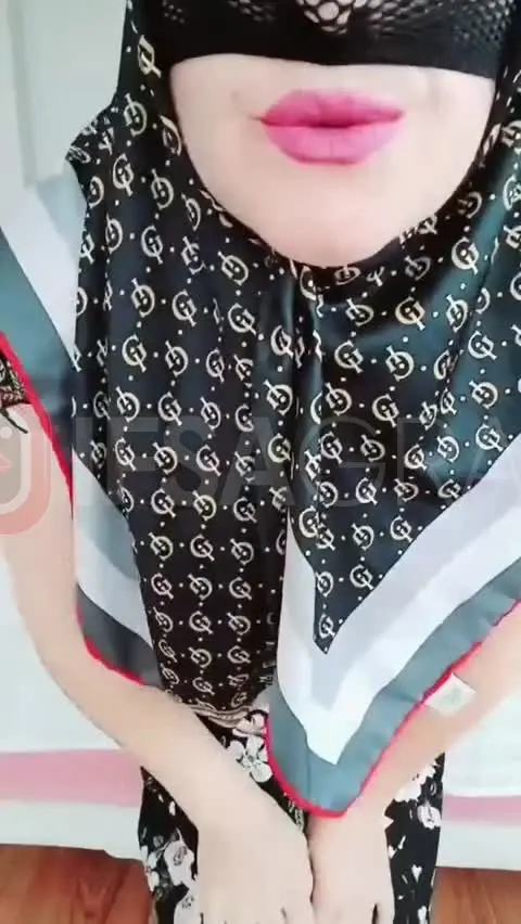 Türbanlı Melek ifşa amcığını gösterip okşuyor