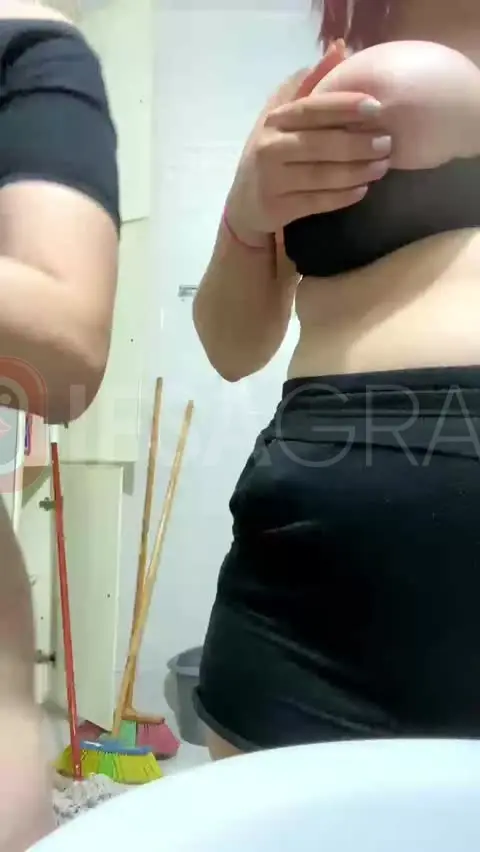 Azra ve arkadaşı canlı yayında amcıklarını götlerini sergiliyorlar