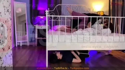 Sevgilisi Acnoctem'i domaltıp sikerken Ayça Çağan yatak altında kendini parmaklıyor