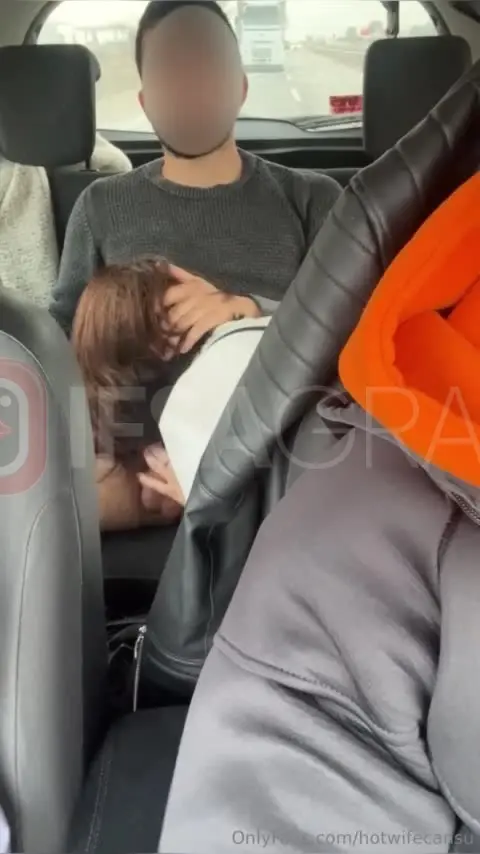 Hotwife Cansu ifşa arabada giderken arka koltukta sakso çekiyor