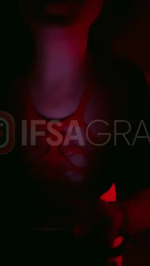 Ayşe Elbi zıplayarak memelerini yer çekimine karşı test ediyor ifşa!