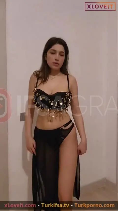 Athelina ifşa dansöz kıyafetiyle harika kıvırtıyor