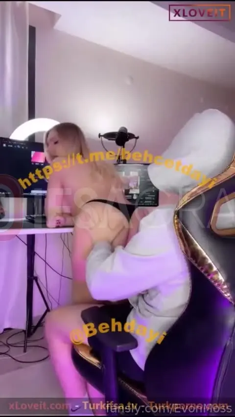 Evonmoss ifşa sevgilisine çıplak kucak dansı harika içerik