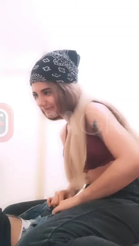 Liseli kız konuşarak yayında sakso çekiyor türk konuşmalı porno