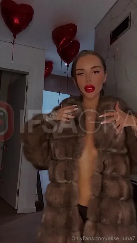 Elis Luna ifşa kürkünü çıkarıp vücudunu sergiliyor