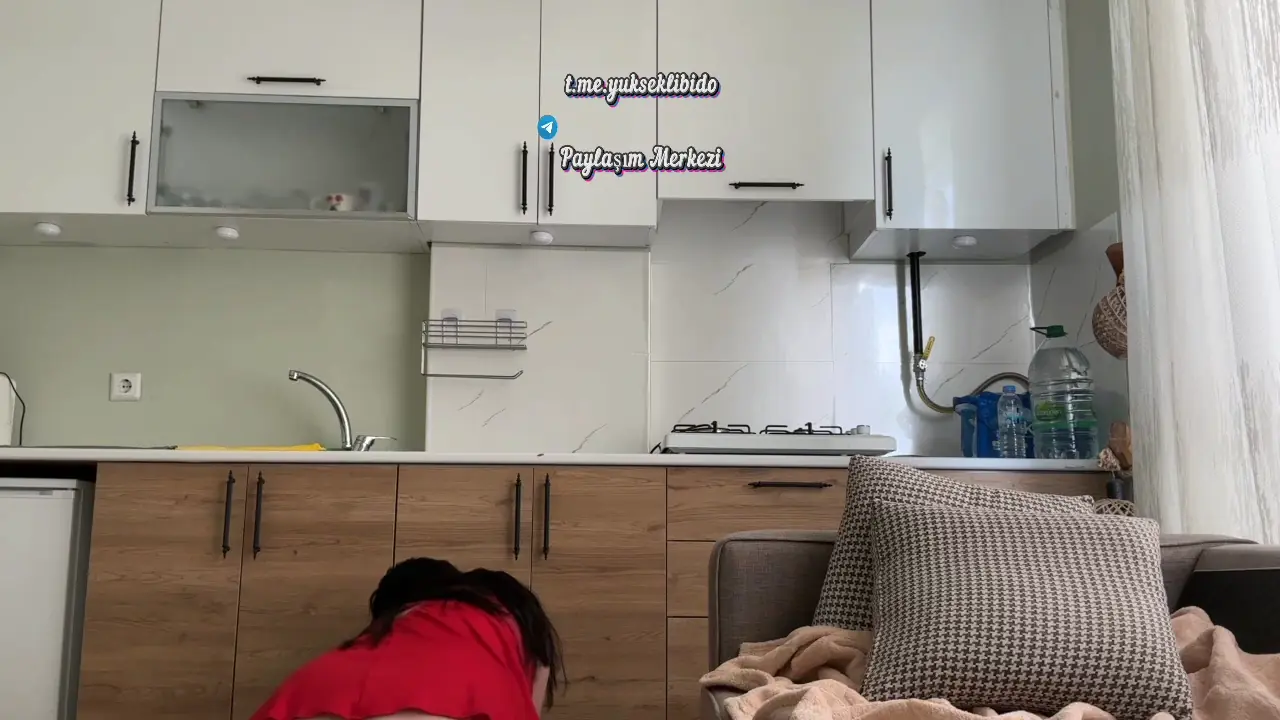 Zeynep nur maviş ifşa kırmızı kostümüyle mutfakta show yapıyor