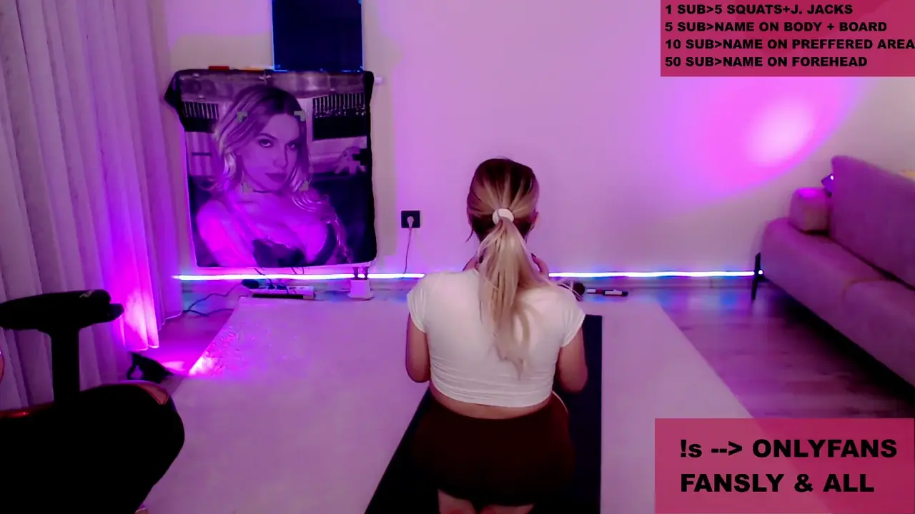 Evonmoss ifşa egzersiz yaparken ayaklarını gösteriyor