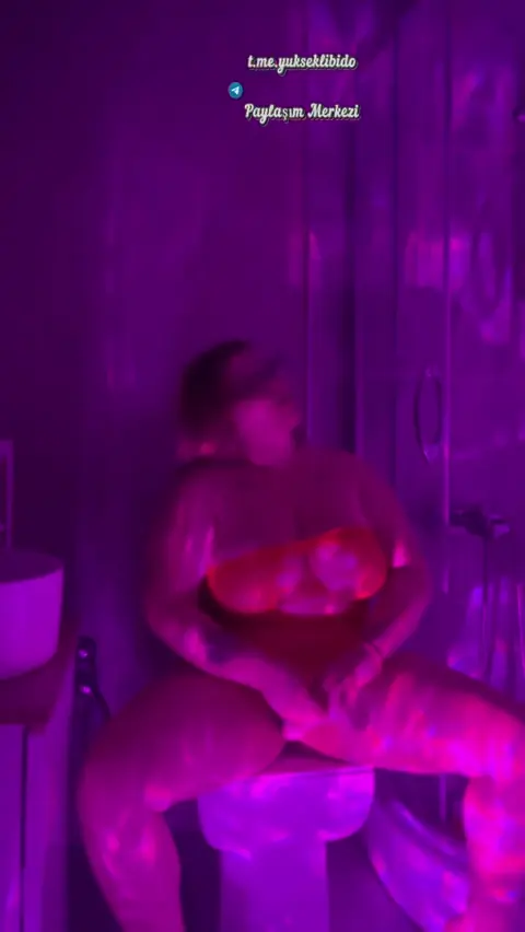 Zeynep nur maviş ifşa klozetin üstünde dildoyu içine aldı