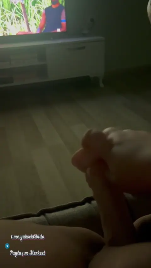 Zeynep nur maviş ifşa TV karşısında mastürbasyon yapıyor