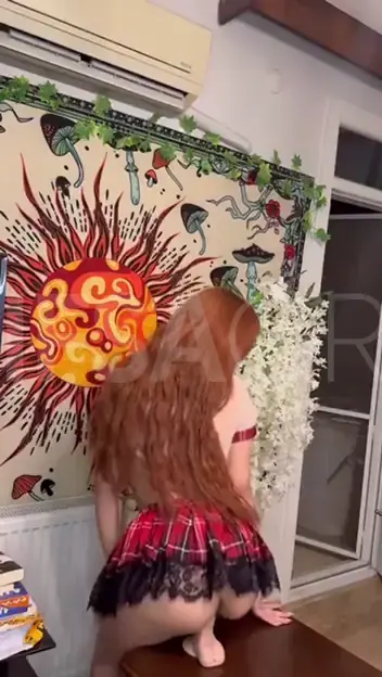 Linasu özgen ifşa götünü ayırıp dildoya oturuyor