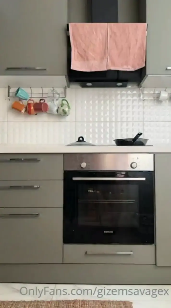 Gizem savage ifşa mutfakta soyunuyor amına dildo sokuyor