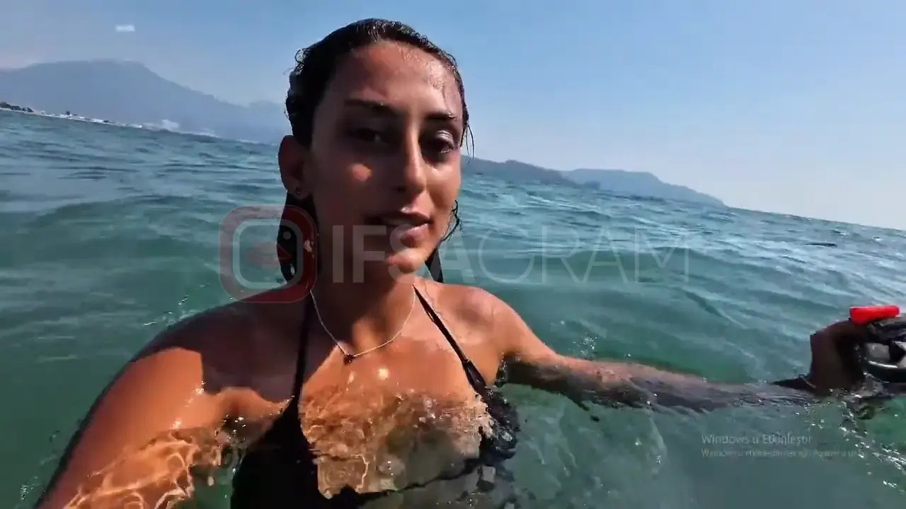 Göksu Düldül ifşa denizde bikiniyle yüzüyor