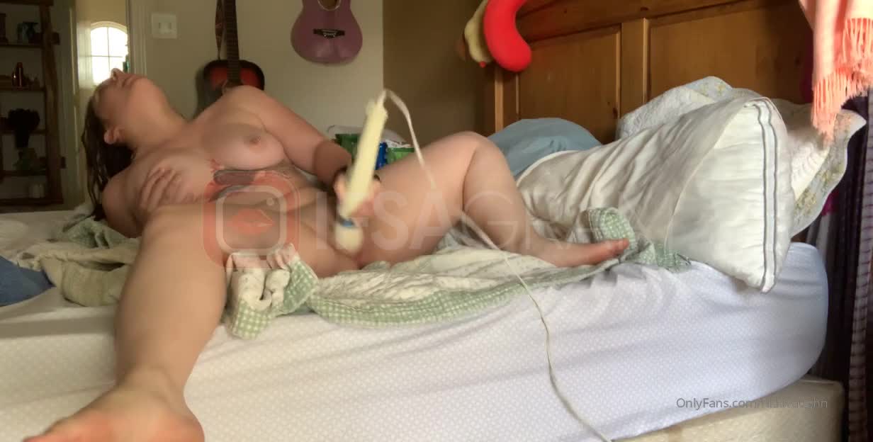 Banyodan çıkmış yabancı puppy girl vibratörle zevk alıyor