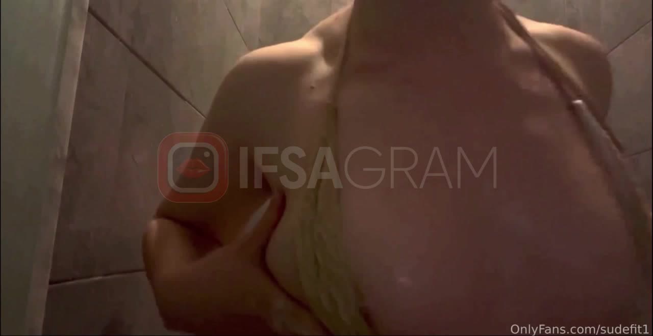 Sudefit duş alırken memelerini okşuyor sıkıyor